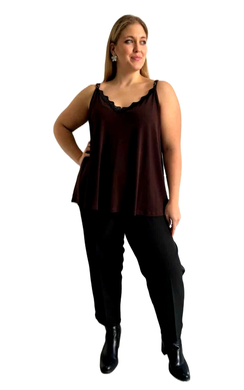 Αυτό το κομψό σατέν τοπ με τιράντες σε βαθύ καφέ χρώμα αποτελεί την ιδανική προσθήκη στη γκαρνταρόμπα σας για άνεση και στυλ. Η ρέουσα σιλουέτα χαρίζει κολακευτική εφαρμογή σε όλους τους σωματότυπους, ενώ οι λεπτές τιράντες με τη διακριτική δαντελωτή λεπτομέρεια στο ντεκολτέ προσθέτουν μια νότα θηλυκότητας. Ο συνδυασμός του με το μαύρο παντελόνι δημιουργεί ένα κομψό σύνολο ιδανικό για βραδινές εξόδους, αλλά μπορεί εξίσου να φορεθεί με τζιν για πιο καθημερινές περιστάσεις. Το απαλό ύφασμα εξασφαλίζει άνεση καθ\u0027 όλη τη διάρκεια της ημέρας, ενώ η χαλαρή γραμμή επιτρέπει ελευθερία κινήσεων. Ιδιαίτερα κατάλληλο για τους θερινούς μήνες, αλλά μπορεί να φορεθεί και το χειμώνα κάτω από ένα σακάκι ή ζακέτα. Διαθέσιμο σε διάφορα μεγέθη, αυτό το πολυμορφικό κομμάτι συνδυάζει την κομψότητα με την πρακτικότητα και αποτελεί απαραίτητο στοιχείο για κάθε γυναικεία γκαρνταρόμπα.