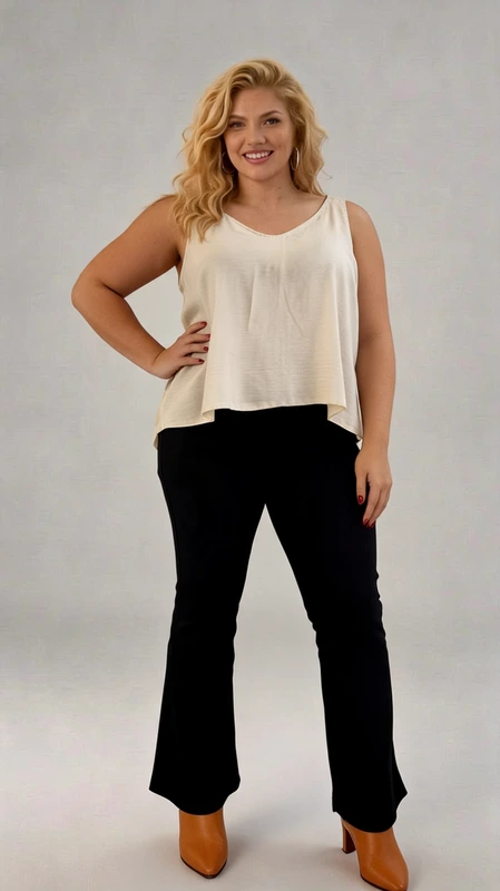 Το plus size lingerie top κρεμ είναι ιδανικό μεσοφόρι για όλες τις εποχές του χρόνου. Από βισκόζη ελαστική και δαντέλα. Διάλεξε το αγαπημένο σου χρώμα και φώτισε το σκούρο κοστούμι σου!
