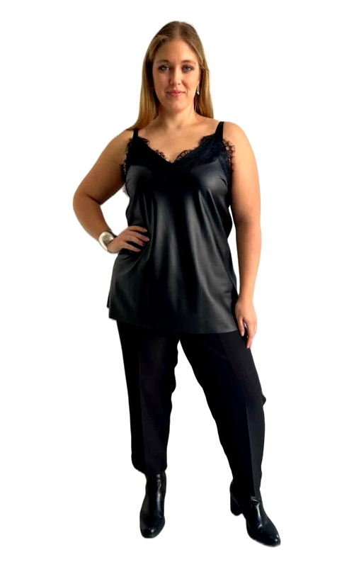 Κομψό σατέν τοπ με δαντελωτές λεπτομέρειες σε βαθύ μαύρο χρώμα, ιδανικό για άνετες βραδινές εμφανίσεις. Η απαλή γυαλιστερή υφή του σατέν χαρίζει μια πολυτελή αίσθηση, ενώ η διακριτική δαντέλα στο ντεκολτέ προσθέτει μια θηλυκή πινελιά. Ο φαρδύς σχεδιασμός κολακεύει κάθε σωματότυπο, προσφέροντας άνεση χωρίς να θυσιάζει το στυλ. Συνδυάζεται τέλεια με το μαύρο παντελόνι που το συνοδεύει, δημιουργώντας ένα κομψό σύνολο για βραδινές εξόδους ή χαλαρές περιστάσεις. Οι λεπτές τιράντες προσαρμόζονται εύκολα για την τέλεια εφαρμογή, ενώ το V\u002Dσχήμα του ντεκολτέ αναδεικνύει διακριτικά τη σιλουέτα. Αυτό το πολυμορφικό κομμάτι μπορεί να φορεθεί και κάτω από σακάκια ή ζακέτες για μια πιο επίσημη εμφάνιση. Η εξαιρετική ποιότητα του υφάσματος εξασφαλίζει διάρκεια στο χρόνο, διατηρώντας τη λάμψη και το σχήμα του ακόμα και μετά από πολλαπλές χρήσεις και πλύσεις. Ένα απαραίτητο κομμάτι για κάθε γυναικεία γκαρνταρόμπα.