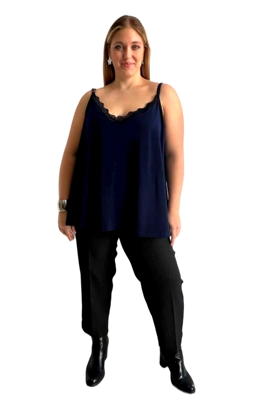 Αυτό το κομψό τοπ με λεπτομέρειες δαντέλας σε βαθύ ναυτικό μπλε είναι η τέλεια προσθήκη στην καλοκαιρινή σας γκαρνταρόμπα. Με χαλαρή γραμμή που κολακεύει κάθε σωματότυπο, το τοπ διαθέτει λεπτές τιράντες και ντεκολτέ με κομψό τελείωμα δαντέλας που προσθέτει μια θηλυκή πινελιά. Το ρευστό ύφασμα χαρίζει άνεση και δροσερή αίσθηση, ιδανικό για τις ζεστές ημέρες και νύχτες. Φορέστε το με μαύρο παντελόνι όπως στην εικόνα για ένα κομψό βραδινό σύνολο, ή συνδυάστε το με τζιν και σανδάλια για μια πιο χαλαρή εμφάνιση. Αποτελεί εξαιρετική επιλογή τόσο για καθημερινές εξόδους όσο και για βραδινές περιστάσεις. Η ευέλικτη φύση του το καθιστά ιδανικό για διαστρωμάτωση κάτω από σακάκια ή ζακέτες όταν ο καιρός το απαιτεί. Το τοπ είναι κατασκευασμένο από υψηλής ποιότητας υλικά που εξασφαλίζουν αντοχή και διατήρηση του σχήματος και του χρώματος ακόμα και μετά από πολλαπλές πλύσεις. Διατίθεται σε διάφορα μεγέθη για τέλεια εφαρμογή σε κάθε σιλουέτα.