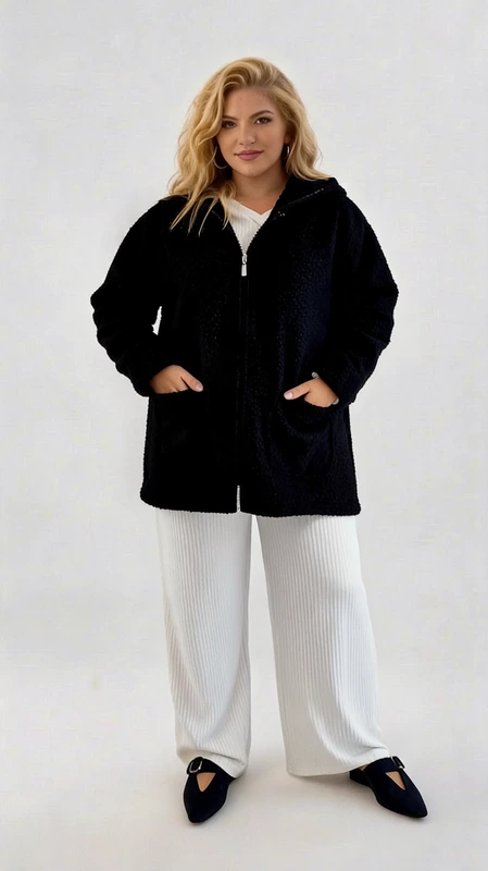 Μπουφάν γυναικείο μαύρο plus size - MPS110 | Candiashop Boutique, Αυτό το κομψό γυναικείο μπουφάν σε βαθύ μαύρο χρώμα αποτελεί την ιδανική προσθήκη στη χειμερινή σας γκαρνταρόμπα. Με φαρδιά γραμμή και χαλαρή εφαρμογή, προσφέρει άνεση και στυλ χωρίς συμβιβασμούς. Διαθέτει πρακτικό φερμουάρ σε όλο το μήκος του και κουκούλα για επιπλέον προστασία τις κρύες μέρες, ενώ οι ευρύχωρες πλαϊνές τσέπες είναι ιδανικές για να κρατάτε τα χέρια σας ζεστά ή για μικροαντικείμενα. Το μπουφάν συνδυάζεται τέλεια με λευκά ή ανοιχτόχρωμα παντελόνια, όπως τα φαρδιά λευκά που φαίνονται στην εικόνα, δημιουργώντας μια κομψή αντίθεση. Η απλή και διαχρονική σχεδίασή του το καθιστά ευέλικτο κομμάτι που μπορεί να φορεθεί τόσο σε καθημερινές εξόδους όσο και σε πιο επίσημες περιστάσεις. Το υλικό του φαίνεται ζεστό και μαλακό, προσφέροντας την απαραίτητη θαλπωρή κατά τους χειμερινούς μήνες. Ιδανικό για γυναίκες που αναζητούν ένα πρακτικό αλλά κομψό πανωφόρι που συνδυάζει άνεση και στυλ.