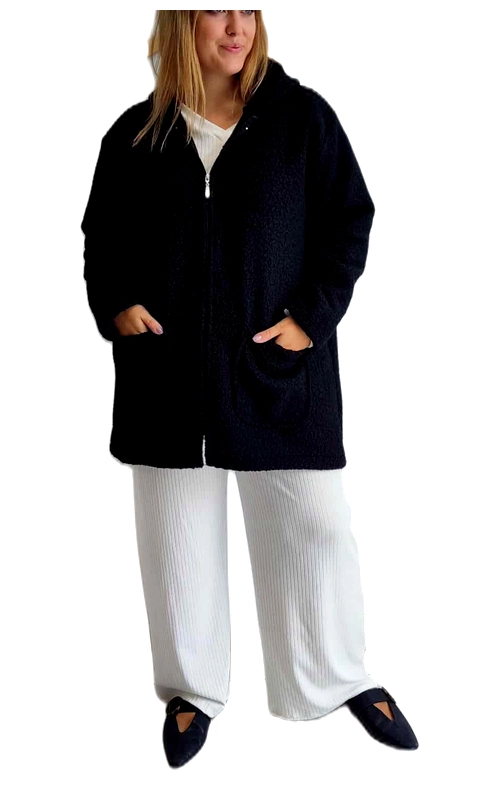 Αυτό το κομψό γυναικείο μπουφάν σε βαθύ μαύρο χρώμα αποτελεί την ιδανική προσθήκη στη χειμερινή σας γκαρνταρόμπα. Με φαρδιά γραμμή και χαλαρή εφαρμογή, προσφέρει άνεση και στυλ χωρίς συμβιβασμούς. Διαθέτει πρακτικό φερμουάρ σε όλο το μήκος του και κουκούλα για επιπλέον προστασία τις κρύες μέρες, ενώ οι ευρύχωρες πλαϊνές τσέπες είναι ιδανικές για να κρατάτε τα χέρια σας ζεστά ή για μικροαντικείμενα. Το μπουφάν συνδυάζεται τέλεια με λευκά ή ανοιχτόχρωμα παντελόνια, όπως τα φαρδιά λευκά που φαίνονται στην εικόνα, δημιουργώντας μια κομψή αντίθεση. Η απλή και διαχρονική σχεδίασή του το καθιστά ευέλικτο κομμάτι που μπορεί να φορεθεί τόσο σε καθημερινές εξόδους όσο και σε πιο επίσημες περιστάσεις. Το υλικό του φαίνεται ζεστό και μαλακό, προσφέροντας την απαραίτητη θαλπωρή κατά τους χειμερινούς μήνες. Ιδανικό για γυναίκες που αναζητούν ένα πρακτικό αλλά κομψό πανωφόρι που συνδυάζει άνεση και στυλ.