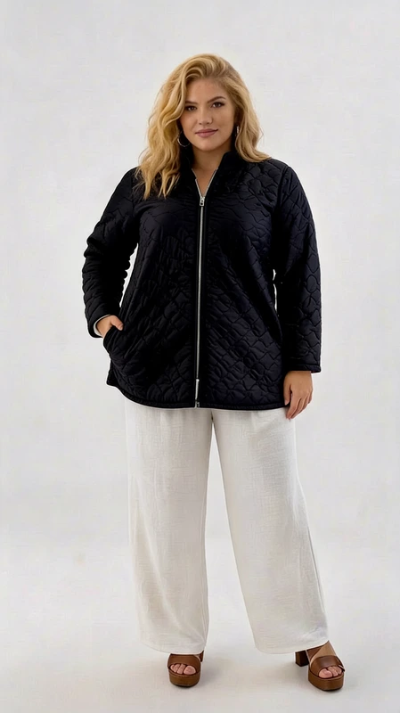 Μπουφάν γυναικείο μαύρο plus size - MPS111 | Candiashop Boutique, Αυτό το κομψό καπιτονέ μπουφάν σε βαθύ ναυτικό μπλε αποτελεί την ιδανική προσθήκη στη χειμερινή σας γκαρνταρόμπα. Με διακριτικό γεωμετρικό μοτίβο καπιτονέ και φινίρισμα υψηλής ποιότητας, το μπουφάν διαθέτει πρακτικό φερμουάρ σε όλο το μήκος του και άνετες πλαϊνές τσέπες για τα απαραίτητά σας. Η χαλαρή γραμμή του χαρίζει άνεση και στυλ, ενώ το ελαφρώς oversized σχέδιο επιτρέπει να το φορέσετε άνετα πάνω από πουλόβερ ή φούτερ τις πιο κρύες μέρες. Συνδυάστε το με λευκό παντελόνι όπως στην εικόνα για μια κομψή casual εμφάνιση ή με τζιν για τις καθημερινές σας εξορμήσεις. Είναι ιδανικό για τις μεταβατικές εποχές, προσφέροντας την απαραίτητη ζεστασιά χωρίς υπερβολικό όγκο. Το μαλακό υλικό και η προσεγμένη ραφή εξασφαλίζουν άνετη εφαρμογή και μακροχρόνια αντοχή. Η διαχρονική απόχρωση του ναυτικού μπλε το καθιστά εύκολα συνδυάσιμο με όλα τα ρούχα της γκαρνταρόμπας σας, για αμέτρητες στυλιστικές επιλογές.