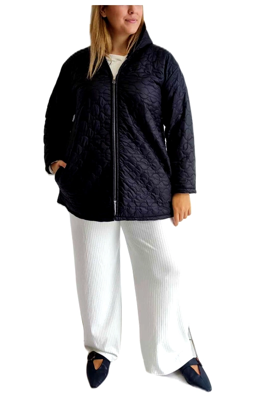 Αυτό το κομψό καπιτονέ μπουφάν σε βαθύ ναυτικό μπλε αποτελεί την ιδανική προσθήκη στη χειμερινή σας γκαρνταρόμπα. Με διακριτικό γεωμετρικό μοτίβο καπιτονέ και φινίρισμα υψηλής ποιότητας, το μπουφάν διαθέτει πρακτικό φερμουάρ σε όλο το μήκος του και άνετες πλαϊνές τσέπες για τα απαραίτητά σας. Η χαλαρή γραμμή του χαρίζει άνεση και στυλ, ενώ το ελαφρώς oversized σχέδιο επιτρέπει να το φορέσετε άνετα πάνω από πουλόβερ ή φούτερ τις πιο κρύες μέρες. Συνδυάστε το με λευκό παντελόνι όπως στην εικόνα για μια κομψή casual εμφάνιση ή με τζιν για τις καθημερινές σας εξορμήσεις. Είναι ιδανικό για τις μεταβατικές εποχές, προσφέροντας την απαραίτητη ζεστασιά χωρίς υπερβολικό όγκο. Το μαλακό υλικό και η προσεγμένη ραφή εξασφαλίζουν άνετη εφαρμογή και μακροχρόνια αντοχή. Η διαχρονική απόχρωση του ναυτικού μπλε το καθιστά εύκολα συνδυάσιμο με όλα τα ρούχα της γκαρνταρόμπας σας, για αμέτρητες στυλιστικές επιλογές.