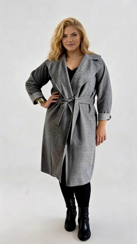 Plus size παλτό γυναικείο μακρύ, σε χρώμα γκρι - PPS142 | Candiashop Boutique, Αυτό το κομψό παλτό σε απόχρωση γκρι μελανζέ αποτελεί την τέλεια επιλογή για το φθινοπωρινό και χειμερινό σας γκαρνταρόμπα. Με την αέρινη γραμμή του και το φαρδύ γιακά, προσφέρει μια διαχρονική κομψότητα που δεν περνάει ποτέ από τη μόδα. Το μήκος του, που φτάνει κάτω από το γόνατο, συνδυάζεται άψογα με την αναδιπλούμενη λεπτομέρεια στα μανίκια, δίνοντας μια νότα ραφιναρισμένης φινέτσας. Η ζώνη στη μέση επιτρέπει την προσαρμογή της εφαρμογής ανάλογα με το επιθυμητό στυλ, αναδεικνύοντας τη σιλουέτα με κομψό τρόπο. Το παλτό συνδυάζεται τέλεια με μαύρα παντελόνια ή φούστες και μπότες για ένα κομψό καθημερινό ή επαγγελματικό σύνολο. Η υψηλής ποιότητας ύφανση του υφάσματος εξασφαλίζει ζεστασιά και άνεση καθ' όλη τη διάρκεια της ημέρας, ενώ η μινιμαλιστική του σχεδίαση το καθιστά ιδανικό για πολλαπλούς συνδυασμούς. Ένα απαραίτητο κομμάτι για κάθε γυναικεία γκαρνταρόμπα που αγαπά την κομψότητα και τη διαχρονικότητα.