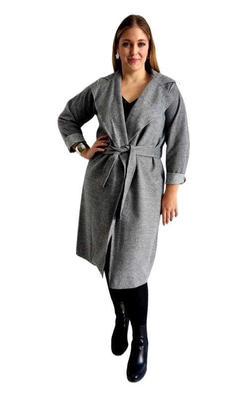 Αυτό το κομψό παλτό σε απόχρωση γκρι μελανζέ αποτελεί την τέλεια επιλογή για το φθινοπωρινό και χειμερινό σας γκαρνταρόμπα. Με την αέρινη γραμμή του και το φαρδύ γιακά, προσφέρει μια διαχρονική κομψότητα που δεν περνάει ποτέ από τη μόδα. Το μήκος του, που φτάνει κάτω από το γόνατο, συνδυάζεται άψογα με την αναδιπλούμενη λεπτομέρεια στα μανίκια, δίνοντας μια νότα ραφιναρισμένης φινέτσας. Η ζώνη στη μέση επιτρέπει την προσαρμογή της εφαρμογής ανάλογα με το επιθυμητό στυλ, αναδεικνύοντας τη σιλουέτα με κομψό τρόπο. Το παλτό συνδυάζεται τέλεια με μαύρα παντελόνια ή φούστες και μπότες για ένα κομψό καθημερινό ή επαγγελματικό σύνολο. Η υψηλής ποιότητας ύφανση του υφάσματος εξασφαλίζει ζεστασιά και άνεση καθ\u0027 όλη τη διάρκεια της ημέρας, ενώ η μινιμαλιστική του σχεδίαση το καθιστά ιδανικό για πολλαπλούς συνδυασμούς. Ένα απαραίτητο κομμάτι για κάθε γυναικεία γκαρνταρόμπα που αγαπά την κομψότητα και τη διαχρονικότητα.