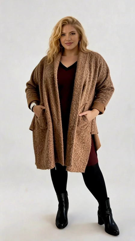 Plus size παλτό γυναικείο μακρύ, σε χρώμα κρεμ - PPS141 | Candiashop Boutique, Αυτό το κομψό γυναικείο παλτό σε απόχρωση καμηλό-μπεζ είναι η τέλεια προσθήκη στη χειμερινή σας γκαρνταρόμπα. Κατασκευασμένο από μαλακό, μελανζέ ύφασμα με υφή που θυμίζει μπουκλέ, προσφέρει εξαιρετική ζεστασιά και άνεση. Το φαρδύ, oversized σχέδιο με τον φαρδύ γιακά δημιουργεί μια χαλαρή αλλά κομψή σιλουέτα, ιδανική για καθημερινή χρήση. Διαθέτει πρακτικές πλαϊνές τσέπες για τα απαραίτητα σας και μανίκια με αναδιπλούμενες μανσέτες για επιπλέον στιλ. Το ανοιχτό στυλ του παλτό χωρίς κουμπιά ή φερμουάρ επιτρέπει ευέλικτους συνδυασμούς με διάφορα ρούχα. Φορέστε το με μαύρο κολάν και μποτάκια για μια κομψή καθημερινή εμφάνιση ή συνδυάστε το με φορέματα και φούστες για πιο επίσημες περιστάσεις. Το παλτό αυτό είναι ιδανικό για τις μεταβατικές εποχές, αλλά και για τον χειμώνα όταν συνδυάζεται με κατάλληλα ρούχα. Η διαχρονική του απόχρωση ταιριάζει εύκολα με κάθε χρώμα της γκαρνταρόμπας σας, καθιστώντας το ένα πολύτιμο κομμάτι που θα απολαμβάνετε για πολλές σεζόν.
