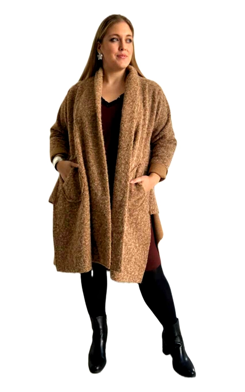 Αυτό το κομψό γυναικείο παλτό σε απόχρωση καμηλό\u002Dμπεζ είναι η τέλεια προσθήκη στη χειμερινή σας γκαρνταρόμπα. Κατασκευασμένο από μαλακό, μελανζέ ύφασμα με υφή που θυμίζει μπουκλέ, προσφέρει εξαιρετική ζεστασιά και άνεση. Το φαρδύ, oversized σχέδιο με τον φαρδύ γιακά δημιουργεί μια χαλαρή αλλά κομψή σιλουέτα, ιδανική για καθημερινή χρήση. Διαθέτει πρακτικές πλαϊνές τσέπες για τα απαραίτητα σας και μανίκια με αναδιπλούμενες μανσέτες για επιπλέον στιλ. Το ανοιχτό στυλ του παλτό χωρίς κουμπιά ή φερμουάρ επιτρέπει ευέλικτους συνδυασμούς με διάφορα ρούχα. Φορέστε το με μαύρο κολάν και μποτάκια για μια κομψή καθημερινή εμφάνιση ή συνδυάστε το με φορέματα και φούστες για πιο επίσημες περιστάσεις. Το παλτό αυτό είναι ιδανικό για τις μεταβατικές εποχές, αλλά και για τον χειμώνα όταν συνδυάζεται με κατάλληλα ρούχα. Η διαχρονική του απόχρωση ταιριάζει εύκολα με κάθε χρώμα της γκαρνταρόμπας σας, καθιστώντας το ένα πολύτιμο κομμάτι που θα απολαμβάνετε για πολλές σεζόν.
