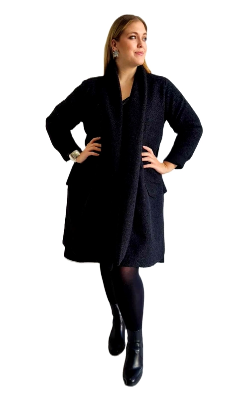 Κομψό παλτό σε μαύρο χρώμα, ιδανικό για τις κρύες μέρες του χειμώνα αλλά και για επαγγελματικές εμφανίσεις. Η μοντέρνα γραμμή του με το ελαφρώς ασύμμετρο τελείωμα προσθέτει μια διακριτικά κομψή πινελιά στο συνολικό σχεδιασμό. Διαθέτει μακριά μανίκια και χαλαρή εφαρμογή που κολακεύει κάθε σωματότυπο, ενώ το μήκος του φτάνει λίγο πάνω από το γόνατο, προσφέροντας άνεση και στυλ. Το υφασμάτινο παλτό συνδυάζεται τέλεια με φορέματα και φούστες για επίσημες περιστάσεις, αλλά και με παντελόνια για καθημερινές εμφανίσεις στο γραφείο. Οι λειτουργικές τσέπες στο μπροστινό μέρος προσθέτουν πρακτικότητα, ενώ η απαλή υφή του υφάσματος εξασφαλίζει άνεση καθ\u0027 όλη τη διάρκεια της ημέρας. Η διαχρονική του σχεδίαση το καθιστά απαραίτητο κομμάτι για κάθε γυναικεία γκαρνταρόμπα, καθώς μπορεί να φορεθεί για πολλές σεζόν χωρίς να χάσει το στυλ του.