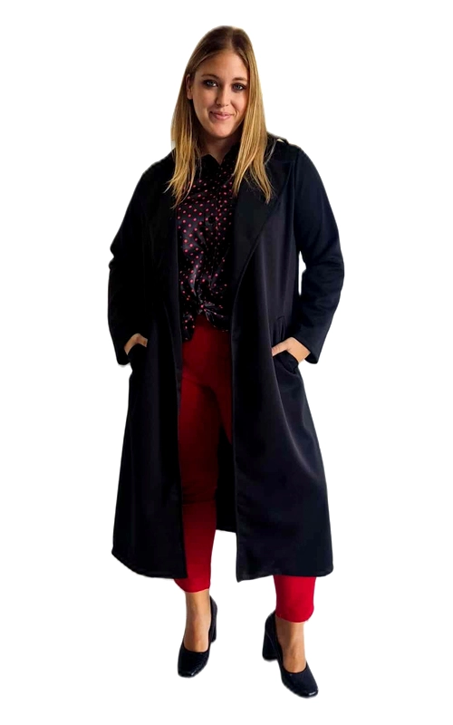 Κομψό γυναικείο παλτό μαύρο. Η μακριά γραμμή του προσφέρει εξαιρετική κάλυψη ενώ διατηρεί μια κομψή σιλουέτα που κολακεύει κάθε σωματότυπο. Διαθέτει πρακτικές τσέπες στα πλαϊνά για άνεση και λειτουργικότητα, ενώ η απλή του γραμμή το καθιστά διαχρονικό κομμάτι για κάθε γκαρνταρόμπα. Το παλτό συνδυάζεται υπέροχα με κόκκινα παντελόνια και μαύρα τοπ με πουά μοτίβο, όπως φαίνεται στην εικόνα, αλλά είναι εξίσου εντυπωσιακό με τζιν, φορέματα ή επαγγελματικά σύνολα. Η κλασική του σχεδίαση με το φαρδύ γιακά και την ελεύθερη εφαρμογή το καθιστούν ιδανική επιλογή τόσο για καθημερινές εξορμήσεις όσο και για επίσημες περιστάσεις. Κατασκευασμένο από υψηλής ποιότητας ύφασμα που προσφέρει ζεστασιά χωρίς όγκο, αποτελεί μια επένδυση που θα σας συντροφεύει για πολλές σεζόν.