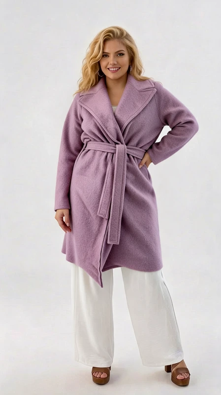 Plus size παλτό γυναικείο μακρύ, μεσάτο, σε χρώμα λιλά από ύφασμα μπουκλέ αφοδράριστο, πάρα πολύ μαλακό. Ζεστό, ελαφρύ και πολύ στυλάτο!