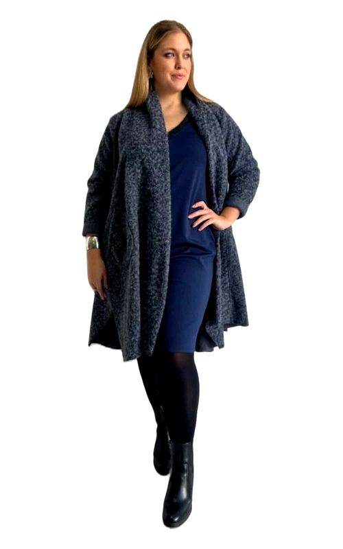 Κομψό χειμερινό παλτό σε γοητευτική απόχρωση γκρι\u002Dμπλε μελανζέ, ιδανικό για τις κρύες μέρες του χειμώνα. Το φαρδύ, oversized σχέδιο με τους χαλαρούς ώμους προσφέρει άνεση και στυλ, ενώ το μαλακό υφασμάτινο μείγμα εξασφαλίζει ζεστασιά χωρίς να προσθέτει όγκο. Διαθέτει φαρδύ γιακά που πέφτει χαλαρά στο μπροστινό μέρος, δημιουργώντας μια κολακευτική σιλουέτα. Συνδυάζεται τέλεια με βασικά κομμάτια της γκαρνταρόμπας σας, όπως το βαθύ μπλε φόρεμα που φαίνεται στην εικόνα, αλλά και με τζιν, παντελόνια ή φούστες. Τα μανίκια επιτρέπουν την επίδειξη κοσμημάτων ή ρολογιών, ενώ η μεσαίου μήκους κοπή του είναι ιδανική για καθημερινές εμφανίσεις στο γραφείο, βραδινές εξόδους ή περιστασιακές συναντήσεις. Ολοκληρώστε την εμφάνισή σας με μαύρες μπότες και καλσόν για έναν διαχρονικό, κομψό συνδυασμό που δεν περνά απαρατήρητος.