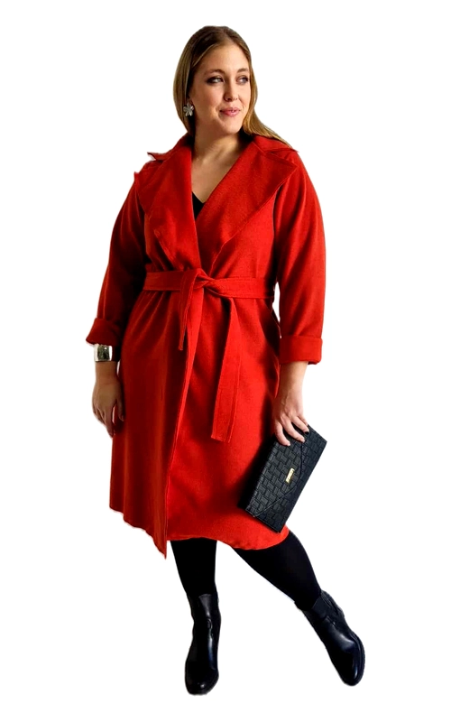 Αυτό το κομψό παλτό σε πορτοκαλί χρώμα είναι η τέλεια προσθήκη στη χειμερινή σας γκαρνταρόμπα. Με την κλασική γραμμή του και το μεσαίο μήκος, προσφέρει μια διαχρονική κομψότητα που δεν περνάει απαρατήρητη. Η ζώνη στη μέση τονίζει τη σιλουέτα, ενώ ο φαρδύς γιακάς δημιουργεί ένα κολακευτικό ντεκολτέ σε σχήμα V. Τα μανίκια τριών τετάρτων με αναδιπλούμενες μανσέτες προσθέτουν μια μοντέρνα πινελιά. Το παλτό είναι ιδανικό για καθημερινές εξόδους αλλά και επίσημες περιστάσεις. Συνδυάζεται άψογα με μαύρο καλσόν και μποτάκια για ένα κομψό χειμερινό σύνολο, ενώ μπορεί να φορεθεί και με τζιν για πιο casual εμφανίσεις. Το λαμπερό κόκκινο χρώμα του ζωντανεύει κάθε outfit και φωτίζει τις γκρίζες χειμωνιάτικες μέρες. Κατασκευασμένο από υψηλής ποιότητας ύφασμα, προσφέρει ζεστασιά και άνεση, ενώ η απλή αλλά κομψή του σχεδίαση το καθιστά διαχρονικό κομμάτι που θα απολαμβάνετε για πολλές σεζόν.