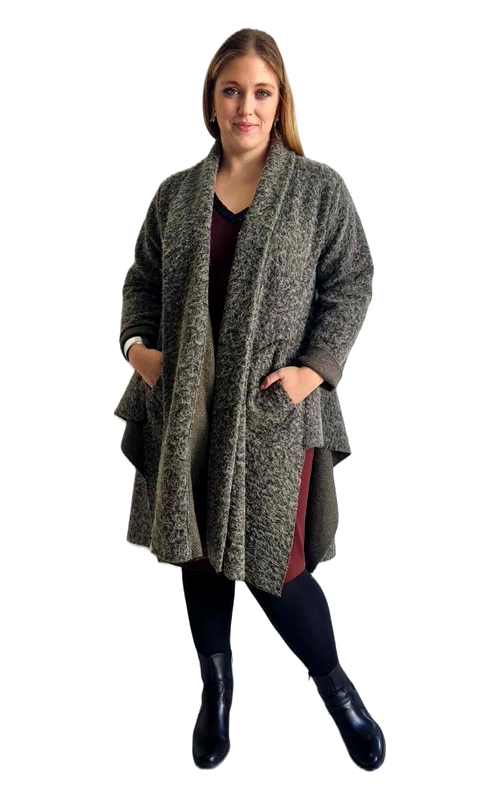 Αυτό το κομψό γυναικείο παλτό σε απόχρωση γκρι μελανζέ αποτελεί την ιδανική επιλογή για τις κρύες μέρες του χειμώνα. Με φαρδιά γραμμή που κολακεύει κάθε σωματότυπο, προσφέρει άνεση και στυλ χωρίς συμβιβασμούς. Το πλεκτό υφαντό του υλικό δημιουργεί μια ενδιαφέρουσα υφή, ενώ ο φαρδύς γιακάς που πέφτει χαλαρά προσθέτει μια νότα κομψότητας. Διαθέτει πρακτικές πλαϊνές τσέπες για τα απαραίτητα αντικείμενά σας και την προστασία των χεριών σας από το κρύο. Το μήκος του που φτάνει κάτω από το γόνατο προσφέρει επιπλέον ζεστασιά, ενώ η ανοιχτή σχεδίαση μπροστά επιτρέπει πολλαπλούς τρόπους styling. Συνδυάζεται υπέροχα με τζιν, κολάν ή φορέματα, ενώ ταιριάζει τέλεια με μπότες ή μποτάκια για ένα ολοκληρωμένο χειμερινό look. Ιδανικό για καθημερινές εξόδους, βόλτες στην πόλη ή ακόμα και για πιο επίσημες περιστάσεις, αυτό το παλτό θα γίνει το αγαπημένο σας κομμάτι για πολλές σεζόν. Η διαχρονική του γραμμή και το ουδέτερο χρώμα το καθιστούν μια επένδυση που δεν θα περάσει ποτέ από τη μόδα.