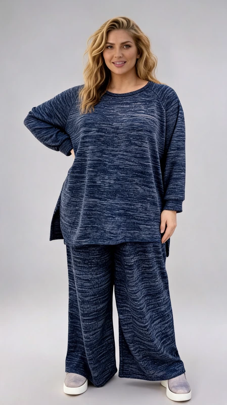 Σετ γυναικείο plus size, ελαστικό, μπλε με γυναικεία μπλούζα ασύμμετρη που συνοδεύεται με πατελόνα.