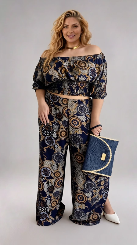 Plus size set γυναικείο, ελαστικό, με μπλε εμπριμέ γυναικεία μπλούζα κροπ τοπ και παντελόνα.
