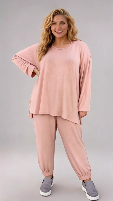 Σετ γυναικείο plus size, ελαστικό, ροζ με γυναικεία μπλούζα ασύμμετρη που συνοδεύεται με πατελόνι με λάστιχο στο κάτω μέρος.