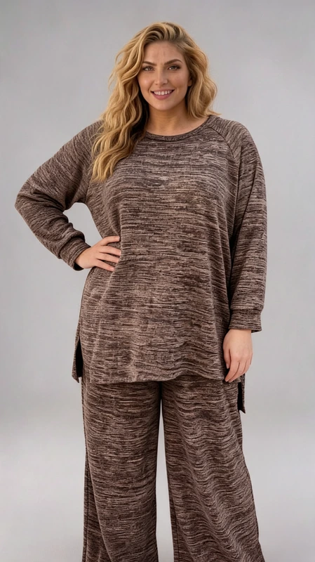 Σετ γυναικείο plus size, ελαστικό, καφέ με γυναικεία μπλούζα ασύμμετρη που συνοδεύεται με πατελόνα.