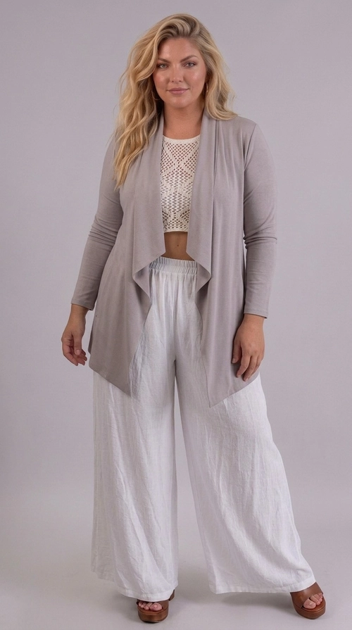 Ζακέτα γκρι χειμωνιάτικη - ZPS202 | Candiashop Boutique, Η γυναικεία ζακέτα αυτή σε κομψό χρώμα μπεζ-γκρι αποτελεί το τέλειο κομμάτι για κάθε σύγχρονη γυναίκα που αναζητά στυλ και άνεση. Με τη ρευστή, ανοιχτή εμπρόσθια γραμμή και τον ασύμμετρο σχεδιασμό της, δημιουργεί μια κομψή, ρέουσα σιλουέτα που κολακεύει κάθε σωματότυπο. Η μακριά κοπή της, με τις μακριές μανσέτες και τις διακριτικές τσέπες στο πλάι, την καθιστά τόσο λειτουργική όσο και μοντέρνα. Το ελαφρύ, απαλό ύφασμά της εφαρμόζει άνετα στο σώμα, ενώ η απλή, μονόχρωμη αισθητική της επιτρέπει τον εύκολο συνδυασμό με διάφορα ρούχα. Μπορεί να φορεθεί με λευκές φαρδιές παντελόνες και crop top για ένα boho-chic αποτέλεσμα, αλλά και με τζιν ή φόρεμα για πιο casual εμφανίσεις. Ιδανική για καθημερινές εξόδους, βόλτες, καφέ με φίλους ή ακόμα και για ημιεπίσημες περιστάσεις κατά τους ανοιξιάτικους και καλοκαιρινούς μήνες.