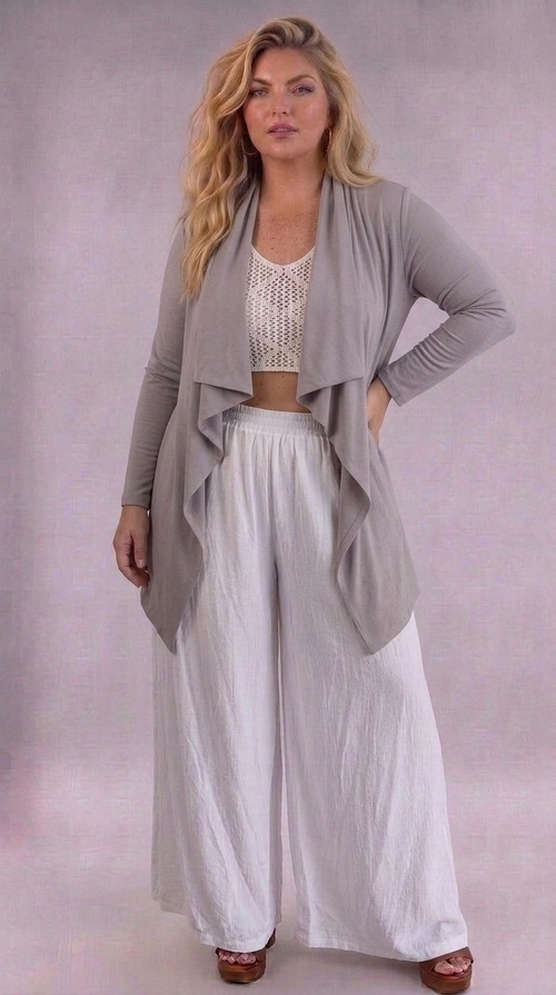 Ζακέτα γκρι χειμωνιάτικη - ZPS202 | Candiashop Boutique, Η γυναικεία ζακέτα αυτή σε κομψό χρώμα μπεζ-γκρι αποτελεί το τέλειο κομμάτι για κάθε σύγχρονη γυναίκα που αναζητά στυλ και άνεση. Με τη ρευστή, ανοιχτή εμπρόσθια γραμμή και τον ασύμμετρο σχεδιασμό της, δημιουργεί μια κομψή, ρέουσα σιλουέτα που κολακεύει κάθε σωματότυπο. Η μακριά κοπή της, με τις μακριές μανσέτες και τις διακριτικές τσέπες στο πλάι, την καθιστά τόσο λειτουργική όσο και μοντέρνα. Το ελαφρύ, απαλό ύφασμά της εφαρμόζει άνετα στο σώμα, ενώ η απλή, μονόχρωμη αισθητική της επιτρέπει τον εύκολο συνδυασμό με διάφορα ρούχα. Μπορεί να φορεθεί με λευκές φαρδιές παντελόνες και crop top για ένα boho-chic αποτέλεσμα, αλλά και με τζιν ή φόρεμα για πιο casual εμφανίσεις. Ιδανική για καθημερινές εξόδους, βόλτες, καφέ με φίλους ή ακόμα και για ημιεπίσημες περιστάσεις κατά τους ανοιξιάτικους και καλοκαιρινούς μήνες.