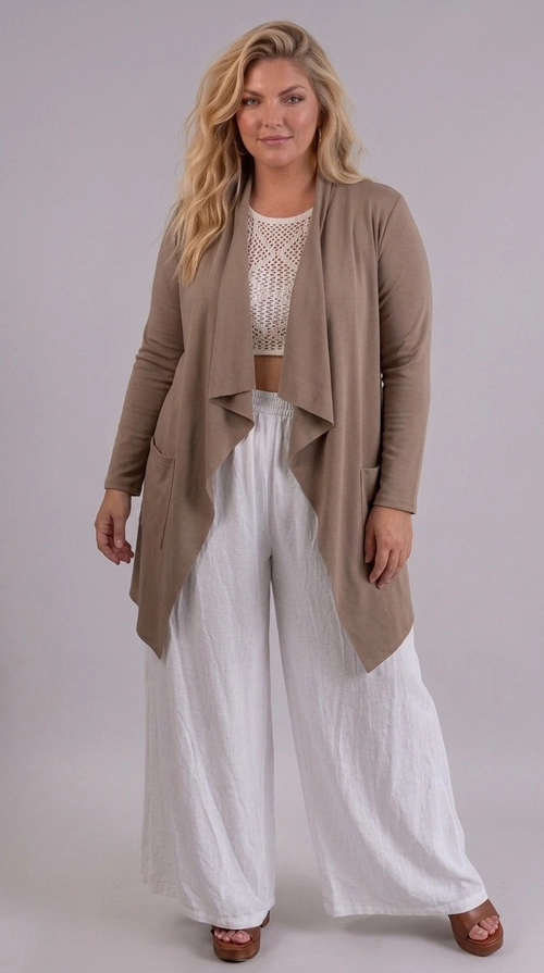 Ζακέτα καφέ χειμωνιάτικη - ZPS201 | Candiashop Boutique, Η ζακέτα αυτή σε γήινη απόχρωση μπεζ-καφέ είναι η τέλεια επιλογή για μια κομψή και άνετη εμφάνιση. Με το χαρακτηριστικό ανοιχτό ντεκολτέ που σχηματίζει ρευστές πτυχές στο μπροστινό μέρος, δημιουργεί μια ιδιαίτερα θηλυκή και ρομαντική σιλουέτα. Το μακρύ, ασύμμετρο μήκος της προσδίδει μια αίσθηση κομψότητας, ενώ οι μακριές μανσέτες εξασφαλίζουν ζεστασιά και στυλ. Κατασκευασμένη από απαλό, ελαστικό ύφασμα, εφαρμόζει άνετα στο σώμα χωρίς να περιορίζει τις κινήσεις, καθιστώντας την ιδανική για κάθε ώρα της ημέρας. Η ανοιχτή εμπρόσθια γραμμή και η ελεύθερη κοπή τη χαρακτηρίζουν ως ένα διαχρονικό κομμάτι που μπορεί να φορεθεί με φαρδιά λευκά παντελόνια για ένα boho chic αποτέλεσμα, με τζιν για μια casual εμφάνιση ή ακόμα και πάνω από ένα φόρεμα για βραδινές εξόδους. Ιδανική για άνοιξη και φθινόπωρο, αποτελεί must-have κομμάτι για κάθε γυναικεία γκαρνταρόμπα.