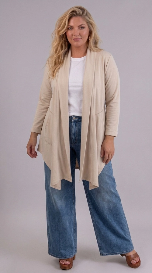 Ζακέτα κρεμ χειμωνιάτικη - ZPS206 | Candiashop Boutique, Η ζακέτα αυτή σε sandy-μπεζ απόχρωση είναι η ιδανική επιλογή για κάθε γυναίκα που αναζητά έναν συνδυασμό κομψότητας και άνεσης. Με το ανοιχτό της ντεκολτέ και τη ρευστή, waterfall γραμμή στο μπροστινό μέρος, αποπνέει μια αέρινη, σύγχρονη αισθητική που κολακεύει κάθε σιλουέτα. Η μακριά εφαρμογή της φτάνει κάτω από τη μέση, προσφέροντας μια επιμηκυντική γραμμή που τονίζει το ανάστημα, ενώ τα μακριά μανίκια εξασφαλίζουν ζεστασιά και στυλ. Το απλό, μονόχρωμο σχέδιο της το καθιστά εξαιρετικά ευέλικτο κομμάτι της γκαρνταρόμπας σας. Μπορεί να φορεθεί πάνω από ένα λευκό μπλουζάκι και φαρδύ τζιν παντελόνι για ένα casual, καθημερινό look, αλλά και με κομψό παντελόνι ή φόρεμα για πιο επίσημες περιστάσεις. Κατάλληλη για την άνοιξη και το φθινόπωρο, αποτελεί το τέλειο ενδιάμεσο στρώμα ντυσίματος. Ένα διαχρονικό κομμάτι που δεν πρέπει να λείπει από καμία γυναικεία γκαρνταρόμπα.