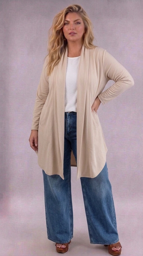 Ζακέτα κρεμ χειμωνιάτικη - ZPS206 | Candiashop Boutique, Η ζακέτα αυτή σε sandy-μπεζ απόχρωση είναι η ιδανική επιλογή για κάθε γυναίκα που αναζητά έναν συνδυασμό κομψότητας και άνεσης. Με το ανοιχτό της ντεκολτέ και τη ρευστή, waterfall γραμμή στο μπροστινό μέρος, αποπνέει μια αέρινη, σύγχρονη αισθητική που κολακεύει κάθε σιλουέτα. Η μακριά εφαρμογή της φτάνει κάτω από τη μέση, προσφέροντας μια επιμηκυντική γραμμή που τονίζει το ανάστημα, ενώ τα μακριά μανίκια εξασφαλίζουν ζεστασιά και στυλ. Το απλό, μονόχρωμο σχέδιο της το καθιστά εξαιρετικά ευέλικτο κομμάτι της γκαρνταρόμπας σας. Μπορεί να φορεθεί πάνω από ένα λευκό μπλουζάκι και φαρδύ τζιν παντελόνι για ένα casual, καθημερινό look, αλλά και με κομψό παντελόνι ή φόρεμα για πιο επίσημες περιστάσεις. Κατάλληλη για την άνοιξη και το φθινόπωρο, αποτελεί το τέλειο ενδιάμεσο στρώμα ντυσίματος. Ένα διαχρονικό κομμάτι που δεν πρέπει να λείπει από καμία γυναικεία γκαρνταρόμπα.
