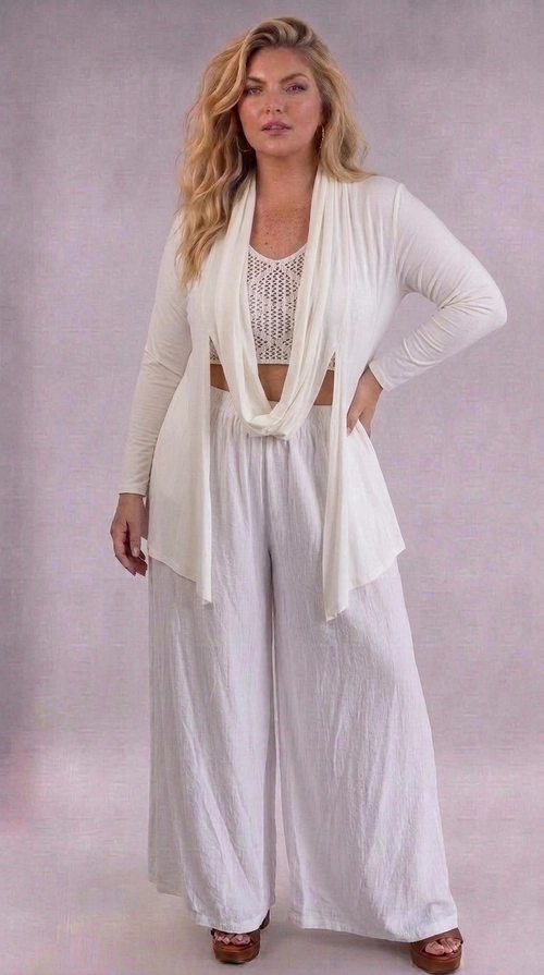Ζακέτα λευκή χειμωνιάτικη - ZPS199 | Candiashop Boutique, Η γυναικεία ζακέτα σε λευκό-εκρού χρώμα αποπνέει μια αέρινη, θηλυκή κομψότητα που ταιριάζει απόλυτα σε κάθε περίσταση. Με μακριά μανίκια και ανοιχτό μπροστινό μέρος χωρίς κούμπωμα, προσφέρει μια ρέουσα, χαλαρή εφαρμογή που κολακεύει κάθε σιλουέτα. Το ιδιαίτερο χαρακτηριστικό της είναι το διακοσμητικό ντραπέ στο μπροστινό μέρος, που δημιουργεί έναν κομψό καταρράκτη υφάσματος και προσθέτει κίνηση και χάρη στο σύνολο. Κατασκευασμένη από ελαφρύ, απαλό ύφασμα, είναι ιδανική για τις ζεστές μέρες της άνοιξης και του καλοκαιριού. Μπορεί να φορεθεί πάνω από ένα crop top ή ένα απλό μπλουζάκι, συνδυαζόμενη με φαρδιά παντελόνια palazzo ή σορτς για ένα boho-chic αποτέλεσμα. Κατάλληλη για βόλτες στην παραλία, καλοκαιρινές εκδρομές, αλλά και για πιο επίσημες καλοκαιρινές εμφανίσεις. Ένα διαχρονικό κομμάτι που αναβαθμίζει κάθε σύνολο με τη minimal, αέρινη αισθητική του.