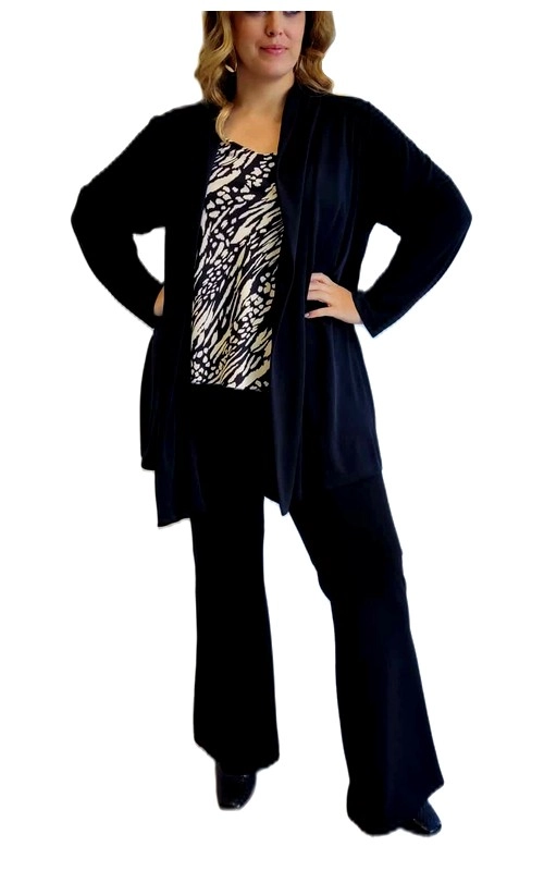 Η μακριά ζακέτα σε μαύρο χρώμα αγκαλιάζει τη σιλουέτα με χάρη, προσφέροντας μια κολακευτική γραμμή που επιμηκύνει οπτικά το σώμα. Κατασκευασμένη από μαλακό, ρέον ύφασμα που χαρίζει άνεση σε κάθε κίνηση, διαθέτει ανοιχτή πρόσοψη χωρίς κουμπιά για εύκολο συνδυασμό. Το σύνολο συμπληρώνεται με μια εντυπωσιακή μπλούζα με ζωηρό ασπρόμαυρο μοτίβο animal print, που προσθέτει ενδιαφέρον και δυναμισμό στην εμφάνιση. Το φαρδύ παντελόνι σε μαύρο χρώμα ολοκληρώνει αρμονικά το σύνολο, χαρίζοντας άνεση και κομψότητα. Ιδανικό για επαγγελματικές συναντήσεις, βραδινές εξόδους ή ειδικές περιστάσεις, αυτό το σύνολο μπορεί να φορεθεί με ψηλοτάκουνα παπούτσια για επίσημες εμφανίσεις ή με κομψά μποτάκια για πιο καθημερινές περιστάσεις. Συνδυάστε το με κοσμήματα σε χρυσές αποχρώσεις για να αναδείξετε ακόμη περισσότερο το στυλ σας.