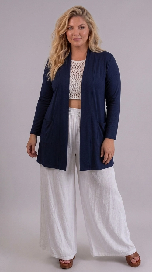 Ζακέτα σκούρα μπλε χειμωνιάτικη - ZPS204 | Candiashop Boutique, Η ζακέτα αυτή σε βαθύ ναυτικό μπλε χρώμα είναι η ιδανική επιλογή για κάθε γυναίκα που αναζητά έναν συνδυασμό στυλ και άνεσης. Με το maxi μήκος της που φτάνει σχεδόν μέχρι τα γόνατα, προσφέρει μια κομψή και επιμηκυντική σιλουέτα που κολακεύει κάθε σωματότυπο. Ο ανοιχτός σχεδιασμός χωρίς κουμπιά και το ευρύχωρο ντεκολτέ δίνουν μια αέρινη, boho αίσθηση, ενώ τα μακριά μανίκια εξασφαλίζουν ζεστασιά και κάλυψη. Κατασκευασμένη από απαλό, ελαστικό ύφασμα που πέφτει ρευστά πάνω στο σώμα, προσαρμόζεται άνετα σε κάθε κίνηση. Μπορεί να φορεθεί με λευκές παλάτσο παντελόνες για ένα chic καλοκαιρινό σύνολο, με τζιν για έναν casual everyday look, ή ακόμα και πάνω από ένα φόρεμα για βραδινές εξόδους. Ιδανική για βόλτες, καφέ με φίλες, αλλά και για πιο επίσημες περιστάσεις, αυτή η ζακέτα αποτελεί must-have κομμάτι της γκαρνταρόμπας σας.