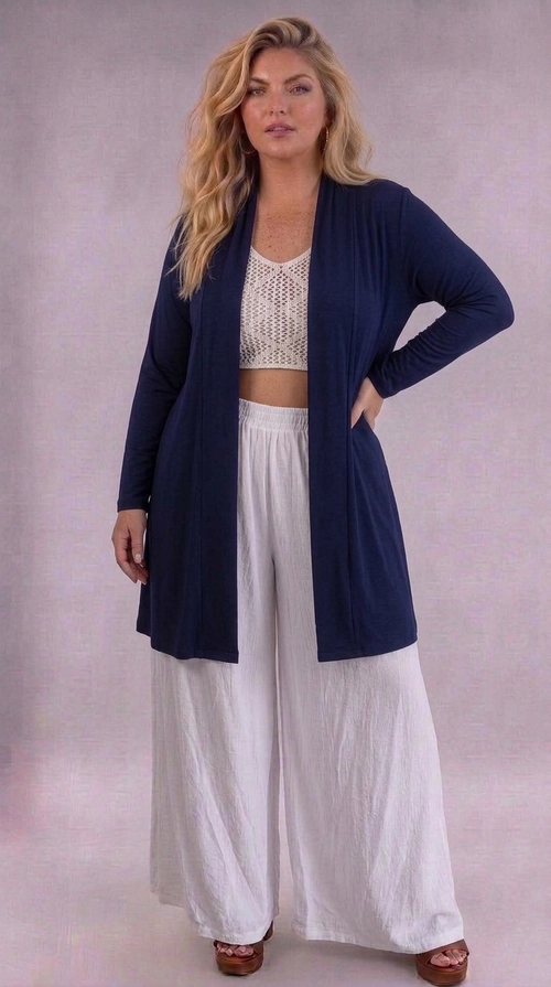 Ζακέτα σκούρα μπλε χειμωνιάτικη - ZPS204 | Candiashop Boutique, Η ζακέτα αυτή σε βαθύ ναυτικό μπλε χρώμα είναι η ιδανική επιλογή για κάθε γυναίκα που αναζητά έναν συνδυασμό στυλ και άνεσης. Με το maxi μήκος της που φτάνει σχεδόν μέχρι τα γόνατα, προσφέρει μια κομψή και επιμηκυντική σιλουέτα που κολακεύει κάθε σωματότυπο. Ο ανοιχτός σχεδιασμός χωρίς κουμπιά και το ευρύχωρο ντεκολτέ δίνουν μια αέρινη, boho αίσθηση, ενώ τα μακριά μανίκια εξασφαλίζουν ζεστασιά και κάλυψη. Κατασκευασμένη από απαλό, ελαστικό ύφασμα που πέφτει ρευστά πάνω στο σώμα, προσαρμόζεται άνετα σε κάθε κίνηση. Μπορεί να φορεθεί με λευκές παλάτσο παντελόνες για ένα chic καλοκαιρινό σύνολο, με τζιν για έναν casual everyday look, ή ακόμα και πάνω από ένα φόρεμα για βραδινές εξόδους. Ιδανική για βόλτες, καφέ με φίλες, αλλά και για πιο επίσημες περιστάσεις, αυτή η ζακέτα αποτελεί must-have κομμάτι της γκαρνταρόμπας σας.
