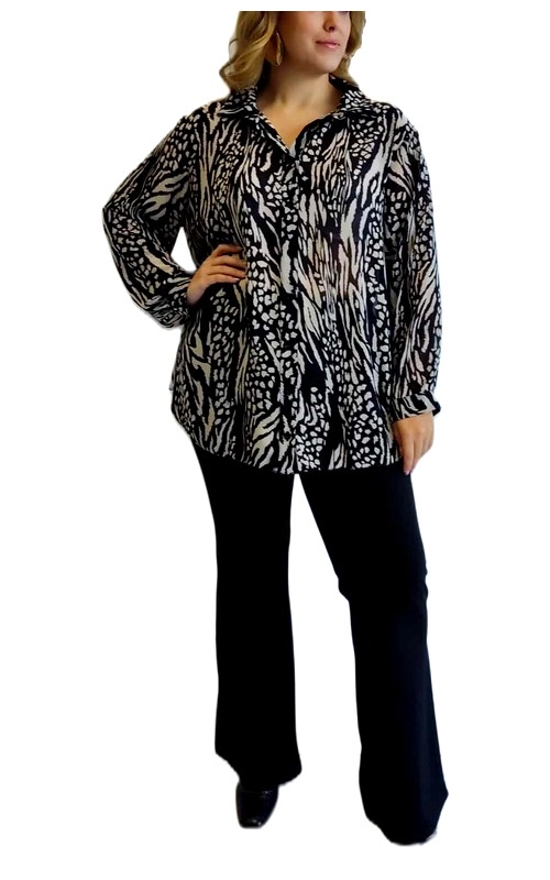 Αυτή η κομψή γυναικεία πουκαμίσα σε μεγάλα μεγέθη διαθέτει εντυπωσιακό μοτίβο animal print σε ασπρόμαυρους τόνους που συνδυάζει στοιχεία ζέβρας και λεοπάρδαλης. Η πλούσια σχεδίαση με τις εναλλαγές μαύρου και λευκού προσφέρει έναν διαχρονικό χαρακτήρα στο ένδυμα, ενώ η άνετη γραμμή του είναι ιδανική για καθημερινή χρήση. Διαθέτει κλασικό γιακά, κουμπιά σε όλο το μήκος της και μακριά, φαρδιά μανίκια που χαρίζουν άνεση και στυλ. Η χαλαρή εφαρμογή κολακεύει κάθε σιλουέτα, ενώ το μήκος της καλύπτει ιδανικά τους γοφούς. Το ύφασμα είναι ελαφρύ και ευκολοφόρετο, ιδανικό για κάθε εποχή. Συνδυάζεται τέλεια με μαύρο παντελόνι όπως στην εικόνα, αλλά και με τζιν, κολάν ή φούστα. Ιδανική επιλογή για το γραφείο, για βραδινές εξόδους ή καθημερινές δραστηριότητες. Η πουκαμίσα αυτή αποτελεί ένα ευέλικτο κομμάτι που θα αναβαθμίσει κάθε γκαρνταρόμπα με το τολμηρό της μοτίβο και την άνετη εφαρμογή της.