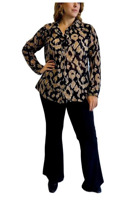 Αυτή η κομψή γυναικεία πουκαμίσα σε μεγάλα μεγέθη αποτελεί την τέλεια προσθήκη στη γκαρνταρόμπα σας. Με φόντο σε βαθύ μαύρο και εντυπωσιακό μοτίβο λεοπάρ σε αποχρώσεις του χρυσοκάστανου και μπεζ, προσφέρει μια διαχρονικά κομψή εμφάνιση. Το χαλαρό γιακά και το άνετο κόψιμο κολακεύουν κάθε σιλουέτα, ενώ τα μακριά μανίκια την καθιστούν ιδανική για όλες τις εποχές. Η πουκαμίσα συνδυάζεται τέλεια με μαύρο παντελόνι όπως απεικονίζεται, αλλά και με τζιν ή φούστα για ποικίλες περιστάσεις. Φορέστε την στο γραφείο με κομψό παντελόνι, ή το βράδυ με εντυπωσιακά κοσμήματα για μια πιο επίσημη εμφάνιση. Το απαλό ύφασμα προσφέρει άνεση καθ\u0027 όλη τη διάρκεια της ημέρας, ενώ το ζωηρό μοτίβο προσθέτει στιλ σε κάθε εμφάνιση. Ιδιαίτερο χαρακτηριστικό αποτελεί η ευέλικτη σχεδίαση που επιτρέπει τόσο επίσημους όσο και καθημερινούς συνδυασμούς, καθιστώντας την ένα απαραίτητο κομμάτι για κάθε ντουλάπα.