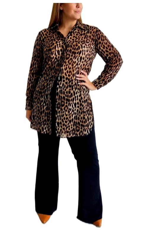 Αυτή η εντυπωσιακή πουκαμίσα με λεοπάρ μοτίβο αποτελεί την τέλεια προσθήκη στη γκαρνταρόμπα κάθε γυναίκας με καμπύλες. Σε αποχρώσεις καφέ ταμπά και μαύρου, το κλασικό ζωικό μοτίβο προσδίδει μια αίσθηση πολυτέλειας και διαχρονικού στυλ. Το μήκος της είναι ιδανικό, καθώς καλύπτει τους γοφούς για κολακευτική εφαρμογή, ενώ τα μακριά μανίκια την καθιστούν ιδανική για όλες τις εποχές. Η πουκαμίσα διαθέτει κλασικό γιακά και κουμπιά στο μπροστινό μέρος, επιτρέποντας ευελιξία στο στυλιζάρισμα \u002D φορέστε την κλειστή για επίσημες περιστάσεις ή ανοιχτή πάνω από ένα τοπ για πιο χαλαρό look. Συνδυάζεται υπέροχα με μαύρο παντελόνι όπως στην εικόνα, αλλά και με τζιν ή φούστα. Το ελαφρύ, ρέον ύφασμα χαρίζει άνεση και κομψότητα, ενώ το statement μοτίβο θα σας κάνει να ξεχωρίζετε σε κάθε περίσταση, από το γραφείο μέχρι τις βραδινές εξόδους. Η ευρύχωρη γραμμή της κολακεύει κάθε σωματότυπο, προσφέροντας στυλ χωρίς συμβιβασμούς στην άνεση.
