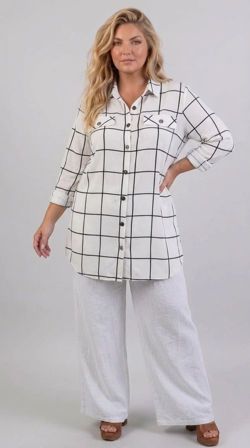 Μια εντυπωσιακή γυναικεία πουκαμίσα plus size που συνδυάζει στυλ και άνεση με αψεγάδιαστο τρόπο. Το λευκό βάθος της διακοσμείται με ένα κομψό καρό μοτίβο σε μαύρες γραμμές, δημιουργώντας ένα μοντέρνο και διαχρονικό αποτέλεσμα που κολακεύει κάθε σιλουέτα. Η γραμμή της είναι ευρύχωρη και μακριά, φτάνοντας έως τους μηρούς, προσφέροντας άνεση χωρίς να χάνει την κομψότητά της. Διαθέτει κλασικό γιακά πουκαμίσου, κουμπιά σε σκούρο χρώμα στο μπροστινό μέρος και δύο διακοσμητικές τσέπες στο στήθος, που προσθέτουν έναν casual\u002Dchic χαρακτήρα. Τα μανίκια είναι τρία τέταρτα με δυνατότητα αναδίπλωσης, ιδανικά για τις ζεστές μέρες. Μπορεί να φορεθεί με λευκό λινό παντελόνι για ένα all\u002Dwhite σύνολο, όπως στην εικόνα, αλλά και με τζιν ή κολάν για πιο καθημερινές εμφανίσεις. Κατάλληλη για βόλτες, καφέ με φίλες ή ακόμα και για χαλαρές εργασιακές περιστάσεις.