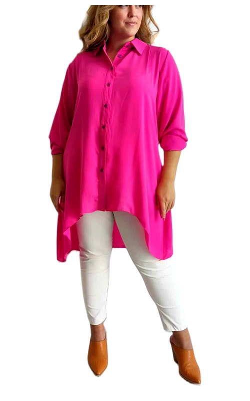 Αυτή η εντυπωσιακή πουκαμίσα σε ζωηρό φούξια χρώμα αποτελεί την τέλεια προσθήκη στη γκαρνταρόμπα σας για όλες τις εποχές. Με την ασύμμετρη γραμμή της που είναι μακρύτερη στο πίσω μέρος, προσφέρει κολακευτική κάλυψη και στιλάτη εμφάνιση. Τα μανίκια 3/4 με δυνατότητα αναδίπλωσης προσθέτουν μια νότα χαλαρής κομψότητας, ενώ ο κλασικός γιακάς και τα κουμπιά στο μπροστινό μέρος επιτρέπουν πολλαπλούς τρόπους styling. Κατασκευασμένη από απαλό, ρέον ύφασμα που χαρίζει άνεση σε όλη τη διάρκεια της ημέρας, είναι ιδανική για καθημερινή ή επαγγελματική χρήση. Συνδυάζεται τέλεια με λευκά παντελόνια όπως στην εικόνα, αλλά και με τζιν, φούστες ή κολάν για διαφορετικά look. Η φαρδιά γραμμή της κολακεύει κάθε σωματότυπο, ενώ το έντονο χρώμα της θα φωτίσει την εμφάνισή σας και θα τραβήξει όλα τα βλέμματα. Ιδανική για άνοιξη και καλοκαίρι, αλλά εξίσου κατάλληλη για layering το φθινόπωρο, αυτή η ευέλικτη πουκαμίσα θα γίνει αγαπημένο κομμάτι της γκαρνταρόμπας σας.