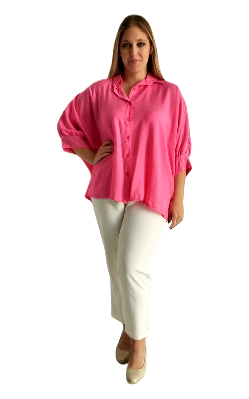 Μια υπέροχη γυναικεία πουκαμίσα σε ζωηρό ροζ χρώμα που θα φωτίσει κάθε εμφάνισή σας! Το oversized σχέδιό της προσφέρει άνετη και χαλαρή εφαρμογή, ιδανική για γυναίκες plus size που αναζητούν στυλ χωρίς συμβιβασμούς στην άνεση. Διαθέτει κλασικό γιακά πουκαμίσου, κουμπιά σε ολόκληρο το μπροστινό μέρος και μανίκια τριών τετάρτων που μπορούν να διπλωθούν για πιο casual εμφάνιση. Η κοντύτερη γραμμή στο μπροστινό μέρος και πιο μακριά στο πίσω δημιουργεί μια κομψή ασύμμετρη σιλουέτα που κολακεύει τη φιγούρα. Το ελαφρύ ύφασμά της την κάνει ιδανική για τις ζεστές εποχές, ενώ η ζωντανή ροζ απόχρωσή της την καθιστά ξεχωριστή επιλογή για κάθε περίσταση. Μπορεί να συνδυαστεί τέλεια με λευκό παντελόνι για μια φρέσκια, καλοκαιρινή εμφάνιση, όπως φαίνεται και στη φωτογραφία, αλλά και με τζιν ή κολάν για πιο καθημερινό στυλ. Κατάλληλη για βόλτα, καφέ με φίλες ή ακόμα και για χαλαρές επαγγελματικές συναντήσεις.