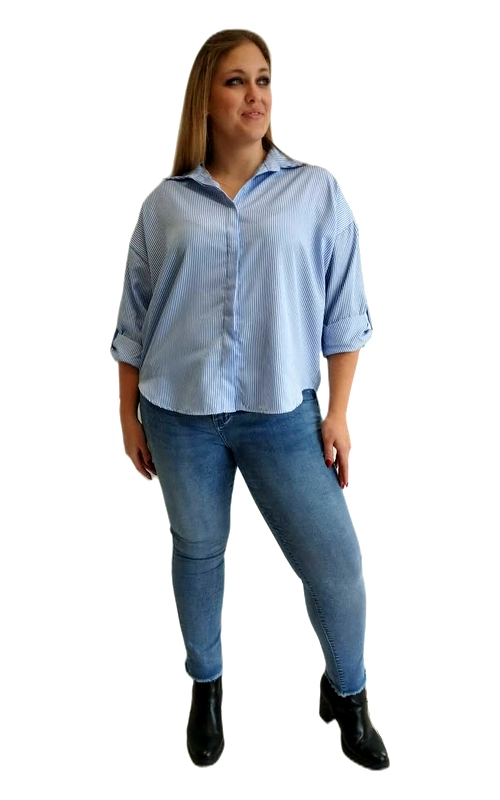 Ανακαλύψτε αυτή την υπέροχη γυναικεία πουκαμίσα plus size που συνδυάζει άνεση και στυλ σε ένα μοναδικό σύνολο. Σε γαλάζιο και λευκό χρώμα με λεπτές κάθετες ρίγες, η πουκαμίσα αυτή αποπνέει μια φρέσκια, καλοκαιρινή αίσθηση που ταιριάζει σε κάθε περίσταση. Με την ευρύχωρη, oversized εφαρμογή της, προσφέρει μέγιστη άνεση χωρίς να θυσιάζει την κομψότητα. Διαθέτει κλασικό γιακά πουκαμίσου, κουμπιά στο μπροστινό μέρος και μανίκια τριών τετάρτων με διπλωμένη τελείωση, που προσθέτουν έναν ιδιαίτερα φρέσκο και casual χαρακτήρα. Το κοντύτερο μπροστινό τμήμα σε συνδυασμό με το μακρύτερο πίσω δίνει μια μοντέρνα γραμμή που κολακεύει τη σιλουέτα. Μπορεί να φορεθεί με ανοιχτόχρωμα τζιν skinny για ένα casual καθημερινό look, όπως φαίνεται και στη φωτογραφία, ή με λευκό παντελόνι για μια πιο επίσημη εμφάνιση. Ιδανική επιλογή για τις γυναίκες που αναζητούν ρούχα που συνδυάζουν στυλ, άνεση και χαλαρή κομψότητα.