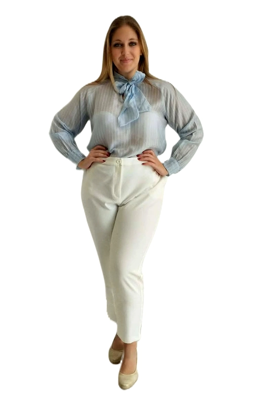 Κομψή γυναικεία πουκαμίσα plus size σε απαλή γαλάζια απόχρωση με λεπτές κατακόρυφες ρίγες που προσδίδουν μια διακριτική κομψότητα. Το ύφασμά της, ελαφρώς διαφανές και αέρινο, χαρίζει μια ρομαντική και θηλυκή αίσθηση, ενώ η χαλαρή εφαρμογή εξασφαλίζει άνεση καθ\u0027 όλη τη διάρκεια της ημέρας. Το ιδιαίτερο χαρακτηριστικό της είναι ο εντυπωσιακός δεσμός\u002Dφιόγκος στο λαιμό σε γαλάζιο χρώμα, που μπορεί να δεθεί με διάφορους τρόπους για να δημιουργήσει διαφορετικά looks. Τα μακριά μανίκια με ελαστικό τελείωμα στον καρπό συνδυάζουν στυλ και πρακτικότητα. Ιδανική επιλογή για το γραφείο, αλλά και για επίσημες ή ημιεπίσημες περιστάσεις. Μπορεί να φορεθεί με λευκό ή κρεμ παντελόνι υψηλής μέσης για ένα και αρμονικό σύνολο, όπως φαίνεται στη φωτογραφία, αλλά και με μια κλασική φούστα pencil για ένα ακόμα πιο επαγγελματικό αποτέλεσμα. Μια διαχρονική επιλογή που αναδεικνύει κάθε γυναικεία σιλουέτα με χάρη και αυτοπεποίθηση.