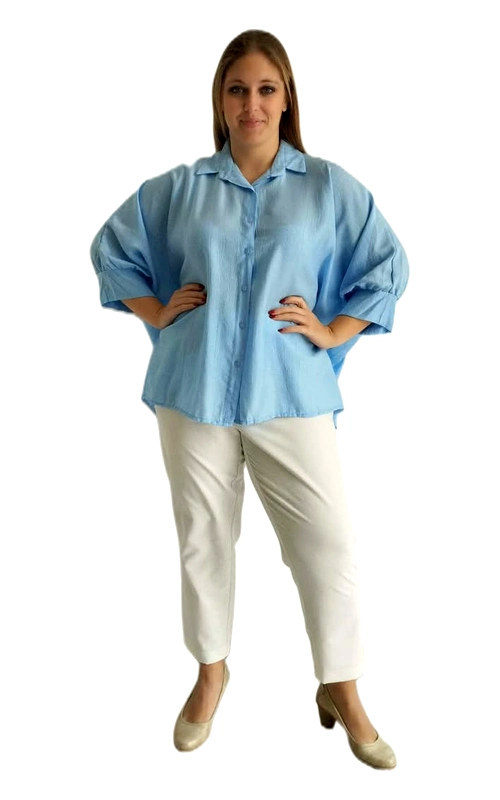 Μια υπέροχη γυναικεία πουκαμίσα σε γαλάζιο χρώμα που αποπνέει φρεσκάδα και θηλυκότητα. Η oversized γραμμή της προσφέρει άνεση και ελευθερία κινήσεων, ενώ το ελαφρύ, αέρινο ύφασμά της με την ιδιαίτερη υφή του τη χαρίζει έναν κομψό, καλοκαιρινό χαρακτήρα. Το κλασικό γιακαδάκι και το κουμπωτό μπροστινό μέρος προσδίδουν έναν διαχρονικό, κομψό τόνο, ενώ τα φαρδιά μανίκια με το μαζεμένο τελείωμα αποτελούν το πιο ιδιαίτερο στοιχείο της. Ιδανική επιλογή για γυναίκες plus size που αναζητούν στυλ χωρίς συμβιβασμούς στην άνεση. Μπορεί να φορεθεί με λευκό παντελόνι για ένα φρέσκο, ημερήσιο look, αλλά και με τζιν ή φαρδιά φούστα για πιο casual εμφανίσεις. Κατάλληλη για καθημερινές εξόδους, επαγγελματικά ραντεβού ή ακόμα και για βόλτες στην παραλία. Ένα must\u002Dhave κομμάτι για τη γκαρνταρόμπα κάθε σύγχρονης γυναίκας που αγαπά την άνετη κομψότητα.