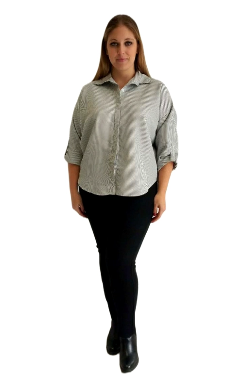 Ανακαλύψτε την τέλεια ισορροπία μεταξύ στυλ και άνεσης με αυτή την υπέροχη γυναικεία πουκαμίσα plus size. Διαθέτει κλασικό ριγέ μοτίβο σε λευκό και μαύρο χρώμα, που δημιουργεί μια διαχρονική και κομψή εμφάνιση. Η φαρδιά, oversized εφαρμογή της προσφέρει εξαιρετική άνεση κατά τη διάρκεια της ημέρας, ενώ παράλληλα κολακεύει κάθε σιλουέτα. Τα μανίκια τριών τετάρτων με διπλωμένα μανσέτα προσθέτουν μια καθημερινή, relaxed αίσθηση, ενώ το κλασικό γιακαδάκι και το κουμπωτό μπροστινό μέρος δίνουν έναν επαγγελματικό χαρακτήρα. Η γραμμή της πουκαμίσας είναι ελαφρώς πιο μακριά, προσφέροντας επιπλέον κάλυψη και στυλ. Μπορεί να φορεθεί με μαύρο skinny παντελόνι για ένα έτοιμο επαγγελματικό look, ή με τζιν για μια πιο casual εμφάνιση. Ιδανική για το γραφείο, καθημερινές εξόδους αλλά και για πιο επίσημες περιστάσεις, αυτή η πουκαμίσα αποτελεί must\u002Dhave κομμάτι για κάθε γυναικεία γκαρνταρόμπα.