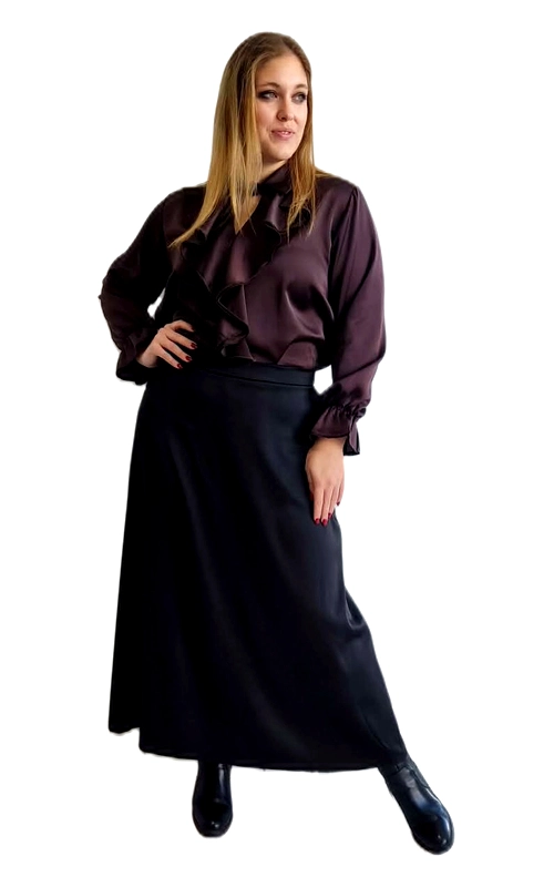 Κομψή γυναικεία πουκαμίσα σε βαθύ μπορντό χρώμα, που αποπνέει έναν ξεχωριστό αέρα εκλέπτυνσης και θηλυκότητας. Το σατινέ ύφασμά της προσδίδει μια λαμπερή, πολυτελή υφή που κολακεύει τη σιλουέτα, ενώ το εντυπωσιακό βολάν στο μπροστινό μέρος αποτελεί το κεντρικό στοιχείο του σχεδιασμού της, δίνοντάς της έναν ρομαντικό και φεμινιστικό χαρακτήρα. Οι μακριές μανσέτες με τη λεπτομέρεια της βολάν στον καρπό προσθέτουν επιπλέον κομψότητα, ενώ η χαλαρή εφαρμογή της την καθιστά ιδανική επιλογή για plus size σώματα, προσφέροντας άνεση χωρίς να θυσιάζει το στυλ. Συνδυάζεται τέλεια με μαύρη maxi φούστα ή παντελόνι για ένα ολοκληρωμένο, επαγγελματικό ή βραδινό σύνολο. Είναι κατάλληλη για εργασιακές συναντήσεις, επίσημες εκδηλώσεις αλλά και βραδινές εξόδους, προσφέροντας μια αριστοκρατική και διαχρονική εμφάνιση. Μια must\u002Dhave επιλογή για κάθε γυναίκα που αγαπά τη μοναδική, θηλυκή κομψότητα.