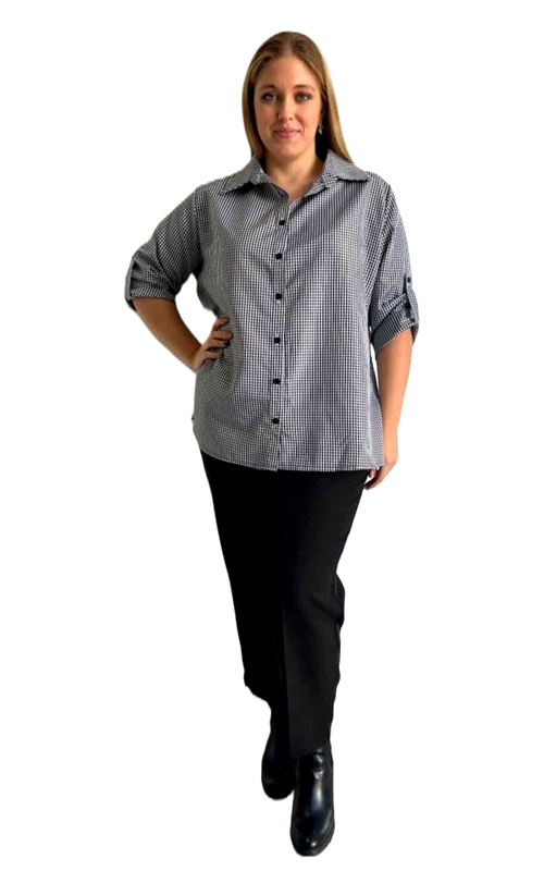Αυτή η κομψή γυναικεία πουκαμίσα plus size σε ασπρόμαυρο καρό μοτίβο αποτελεί την ιδανική προσθήκη στη γκαρνταρόμπα κάθε γυναίκας. Το διαχρονικό vichy μοτίβο προσφέρει μια κλασική αισθητική που δεν περνάει ποτέ από τη μόδα. Κατασκευασμένη από υψηλής ποιότητας ύφασμα, η πουκαμίσα διαθέτει κουμπιά σε μαύρο χρώμα που δημιουργούν όμορφη αντίθεση με το καρό σχέδιο. Τα μανίκια της είναι σχεδιασμένα με δυνατότητα αναδίπλωσης και στερέωσης με θηλύκι, προσφέροντας ευελιξία στο στυλ ανάλογα με την περίσταση και την εποχή. Η άνετη γραμμή της επιτρέπει ελευθερία κινήσεων, ενώ η κομψή της εμφάνιση την καθιστά ιδανική τόσο για επαγγελματικά περιβάλλοντα όσο και για καθημερινές εξορμήσεις. Συνδυάζεται τέλεια με μαύρο παντελόνι όπως στην εικόνα, αλλά και με τζιν ή φούστες σε διάφορα χρώματα. Ιδανική για όλες τις εποχές, αυτή η πουκαμίσα αποτελεί ένα πολυμορφικό κομμάτι που μπορεί να μεταμορφωθεί από καθημερινό σε επίσημο ανάλογα με τα αξεσουάρ που θα επιλέξετε.
