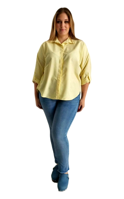 Ανακαλύψτε την τέλεια ισορροπία μεταξύ στυλ και άνεσης με αυτή την υπέροχη γυναικεία πουκαμίσα plus size σε απαλό κίτρινο χρώμα με λεπτές κάθετες ρίγες. Η χαλαρή, oversized εφαρμογή της χαρίζει μια ανέμελη και ελεύθερη αίσθηση, ενώ το κλασικό γιακαδάκι και το κουμπωτό μπροστινό μέρος προσδίδουν έναν έξυπνο και φινετσάτο χαρακτήρα. Τα μανίκια τριών τετάρτων με δυνατότητα αναδίπλωσης προσφέρουν ευελιξία για κάθε περίσταση, ενώ το στρογγυλεμένο τελείωμα στο τελείωμα δίνει μια σύγχρονη πινελιά. Το ανοιχτό κίτρινο χρώμα είναι ιδανικό για την άνοιξη και το καλοκαίρι, αποπνέοντας φρεσκάδα και θηλυκότητα. Μπορεί να φορεθεί με ανοιχτόχρωμα τζιν για έναν καθημερινό, casual look, ή να συνδυαστεί με λευκό παντελόνι για μια πιο επίσημη εμφάνιση. Ιδανική επιλογή για εξόδους, εργασία ή καθημερινές δραστηριότητες, αυτή η πουκαμίσα είναι ένα must\u002Dhave κομμάτι για κάθε γυναίκα που αγαπά τη μοδάτη και άνετη ένδυση.