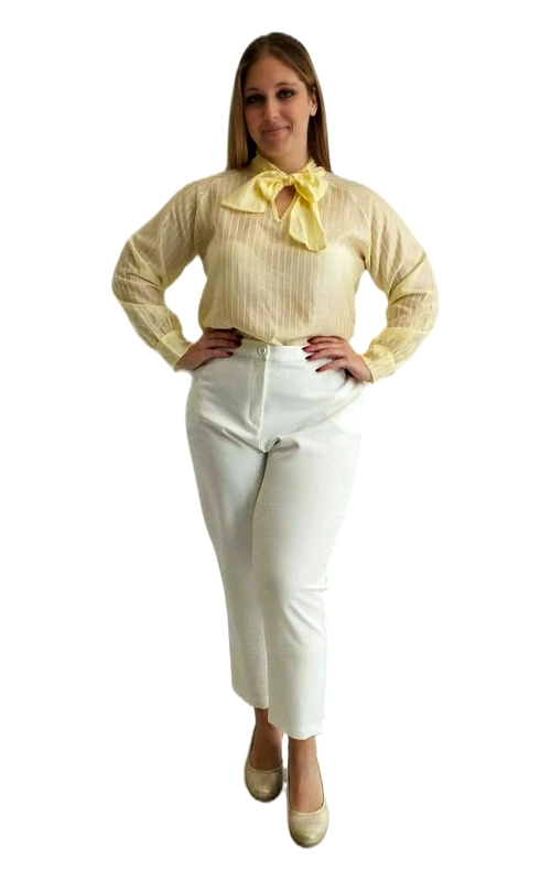 Ανακαλύψτε την κομψότητα με αυτή την υπέροχη γυναικεία πουκαμίσα plus size σε απαλό κίτρινο χρώμα, που αποπνέει θηλυκότητα και εκλέπτυνση. Το ημιδιαφανές ύφασμά της διαθέτει λεπτές κάθετες ρίγες που προσδίδουν βάθος και ενδιαφέρον στο σχέδιο, ενώ η ελαφριά υφή της τη χαρίζει μια αέρινη, ρομαντική διάθεση. Το πιο εντυπωσιακό χαρακτηριστικό της είναι ο κομψός φιόγκος στο ντεκολτέ, που δημιουργεί ένα μοναδικό άνοιγμα σε σχήμα δακτυλίου, προσφέροντας έναν λεπτό αισθησιασμό. Τα μακριά μανίκια με μανσέτες συμπληρώνουν την κλασική, εκλεπτυσμένη γραμμή του ρούχου, ενώ η άνετη εφαρμογή της την καθιστά ιδανική για γυναίκες plus size που επιθυμούν στυλ χωρίς συμβιβασμούς. Μπορεί να φορεθεί με λευκό ή κρεμ παντελόνι ψηλόμεσο για ένα πολυτελές επαγγελματικό look, ή με τζιν για μια πιο casual εμφάνιση. Ιδανική για επαγγελματικές συναντήσεις, επίσημα γεύματα αλλά και ημερήσιες εξόδους που απαιτούν κομψότητα.