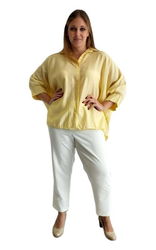 Ανακαλύψτε την απόλυτη επιλογή για ένα άνετο και κομψό καλοκαιρινό look με αυτή την υπέροχη oversized πουκαμίσα σε απαλό κίτρινο χρώμα. Η ανάλαφρη υφή της και το φαρδύ, relaxed fit την καθιστούν ιδανική για γυναίκες plus size που αναζητούν στυλ χωρίς συμβιβασμούς στην άνεση. Διαθέτει κλασικό γιακά με κουμπιά στο μπροστινό μέρος, ενώ τα ¾ μανίκια με το χαρακτηριστικό batwing σχέδιο προσδίδουν έναν ιδιαίτερα θηλυκό και μοντέρνο χαρακτήρα. Το μοναχρωματικό σχέδιο σε ζεστό κίτρινο τόνο φωτίζει το πρόσωπο και δημιουργεί μια αισιόδοξη, καλοκαιρινή αίσθηση. Μπορεί να φορεθεί με λευκό ή μπεζ παντελόνι για ένα κομψό ημερήσιο σύνολο, αλλά και με τζιν ή κολάν για πιο casual εμφανίσεις. Ιδανική για βόλτες, επαγγελματικές συναντήσεις σε χαλαρό περιβάλλον ή καλοκαιρινές εξόδους, αυτή η πουκαμίσα συνδυάζει την κομψότητα με τη λειτουργικότητα, αποτελώντας must\u002Dhave κομμάτι για κάθε γυναικεία γκαρνταρόμπα.