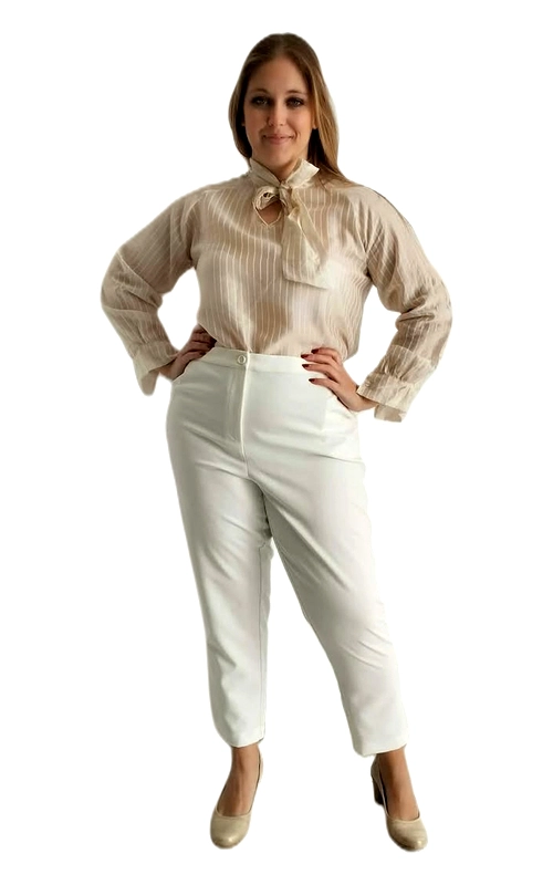 Κομψή γυναικεία πουκαμίσα plus size σε αμμώδες μπεζ χρώμα με λεπτές κάθετες ρίγες σε ανοιχτό χρυσοκίτρινο τόνο, που της προσδίδουν έναν αέρα εκλέπτυνσης και στυλ. Η ημιδιάφανη υφή της υφασμένης ύλης της δίνει μια ελαφριά, θηλυκή αίσθηση, ενώ η γραμμή της είναι χαλαρή και άνετη, ιδανική για γυναίκες με καμπύλες. Το ιδιαίτερο χαρακτηριστικό της είναι ο δεσμός\u002Dφιόγκος στο λαιμό, που δημιουργεί έναν ρομαντικό και εκλεπτυσμένο τόνο. Τα μακριά μανίκια με ελαφρώς φαρδιά τελείωμα στους καρπούς συμπληρώνουν αρμονικά το σύνολο, ενώ η μπροστινή τσέπη προσθέτει μια πρακτική λεπτομέρεια. Μπορεί να φορεθεί με λευκό ψηλόμεσο παντελόνι για ένα επαγγελματικό look, αλλά και με τζιν ή κλος φούστα για πιο casual εμφανίσεις. Κατάλληλη για το γραφείο, επαγγελματικές συναντήσεις ή βραδινές εξόδους, αυτή η πουκαμίσα συνδυάζει άνεση και κομψότητα με τον πιο γοητευτικό τρόπο.