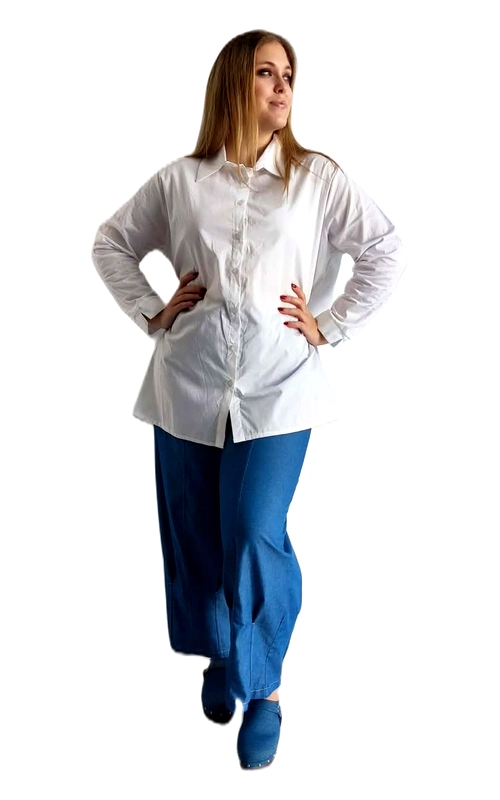 Η λευκή γυναικεία πουκαμίσα plus size αποτελεί ένα διαχρονικό και κομψό κομμάτι που δεν πρέπει να λείπει από καμία γκαρνταρόμπα. Σε καθαρό λευκό χρώμα, διαθέτει κλασικό γιακά, μακριά μανίκια με μανσέτες και κουμπιά στο μπροστινό μέρος, που της προσδίδουν έναν εκλεπτυσμένο χαρακτήρα. Η γραμμή της είναι oversized και επιμηκυμένη, προσφέροντας άνετη εφαρμογή που κολακεύει τις καμπύλες και χαρίζει μια ελεύθερη, σύγχρονη σιλουέτα. Το ύφασμά της φαίνεται να είναι ελαφρύ και απαλό, ιδανικό για καθημερινή χρήση αλλά και για πιο επίσημες περιστάσεις. Μπορεί να συνδυαστεί με φαρδιά τζιν παντελόνια σε μπλε denim απόχρωση, όπως φαίνεται στην εικόνα, για ένα casual chic αποτέλεσμα, αλλά και με κλασικές παντελόνες ή φούστες για πιο επίσημες εμφανίσεις. Η ευέλικτη φύση της την καθιστά κατάλληλη για το γραφείο, τις καθημερινές εξόδους, αλλά και για χαλαρές συναντήσεις με φίλες. Ένα must\u002Dhave κομμάτι που συνδυάζει στυλ και άνεση σε μεγάλα μεγέθη.