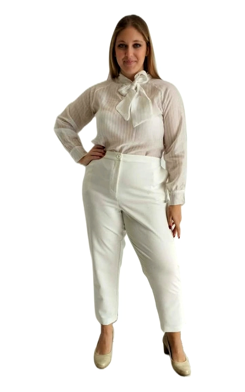 Κομψή γυναικεία πουκαμίσα plus size σε λευκό\u002Dεκρού χρώμα, με ημιδιάφανο ύφασμα που αποπνέει θηλυκότητα και εκλέπτυνση. Το λεπτό ριγέ μοτίβο στο ύφασμα προσθέτει διακριτική υφή, ενώ το χαρακτηριστικό φιόγκο στο λαιμό αποτελεί το κεντρικό σημείο του σχεδιασμού, δίνοντας ρομαντικό και αριστοκρατικό χαρακτήρα. Οι μακριές μανσετωτές μανίκες εξασφαλίζουν κομψότητα και κάλυψη, ενώ η χαλαρή εφαρμογή στο σώμα προσφέρει άνεση καθ\u0027 όλη τη διάρκεια της ημέρας. Ιδανική επιλογή για γυναίκες που αναζητούν στυλ χωρίς συμβιβασμούς, η πουκαμίσα αυτή μπορεί να συνδυαστεί τέλεια με λευκό ψηλόμεσο παντελόνι για ένα monochrome σύνολο, αλλά και με έντονα χρωματιστά παντελόνια ή φούστες για πιο δυναμική εμφάνιση. Κατάλληλη για επαγγελματικές συναντήσεις, επίσημες εκδηλώσεις ή ρομαντικά ραντεβού, αναδεικνύει κάθε σιλουέτα με χάρη. Ένα must\u002Dhave κομμάτι για τη γυναικεία γκαρνταρόμπα που συνδυάζει αρμονικά τη θηλυκότητα με τη σύγχρονη αισθητική.