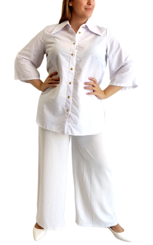 Αυτό το κομψό σύνολο λευκής πουκαμίσας με παντελόνι αποτελεί την ιδανική επιλογή για μια διαχρονική και κομψή εμφάνιση. Η πουκαμίσα, σε λευκό χρώμα χιονιού, διαθέτει φαρδιά μανίκια τριών τετάρτων με ελαφρώς φαρδύ τελείωμα που προσδίδει θηλυκότητα και άνεση. Ο γιακάς είναι κλασικός και καλοσχηματισμένος, ενώ το κούμπωμα με τα διακριτικά χρυσαφί κουμπιά προσθέτει μια νότα κομψότητας. Συνδυάζεται με το φαρδύ παντελόνι σε λευκό χρώμα που χαρίζει άνεση και στυλ. Το σύνολο είναι ιδανικό για επαγγελματικές συναντήσεις, καλοκαιρινές εξόδους ή ακόμα και για πιο επίσημες περιστάσεις. Μπορεί να συνδυαστεί με διακριτικά κοσμήματα και μια τσάντα σε έντονο χρώμα για πιο εντυπωσιακό αποτέλεσμα. Το υλικό φαίνεται να είναι βαμβακερό, προσφέροντας άνεση όλη μέρα, ενώ η χαλαρή γραμμή του κολακεύει κάθε σωματότυπο. Ένα διαχρονικό σύνολο που δεν πρέπει να λείπει από καμία γκαρνταρόμπα.